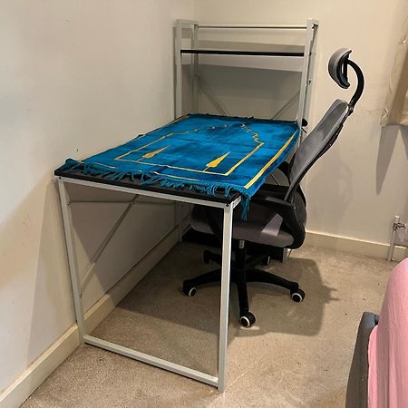 London Holiday Home Newly Refurbished - Entire 4 Bedroom Private House With Kitchen, Living Room & Private Garden - 1 Cape House London, Within 30 Mins From Central London, London Bridge & Canary Wharf 외부 사진
