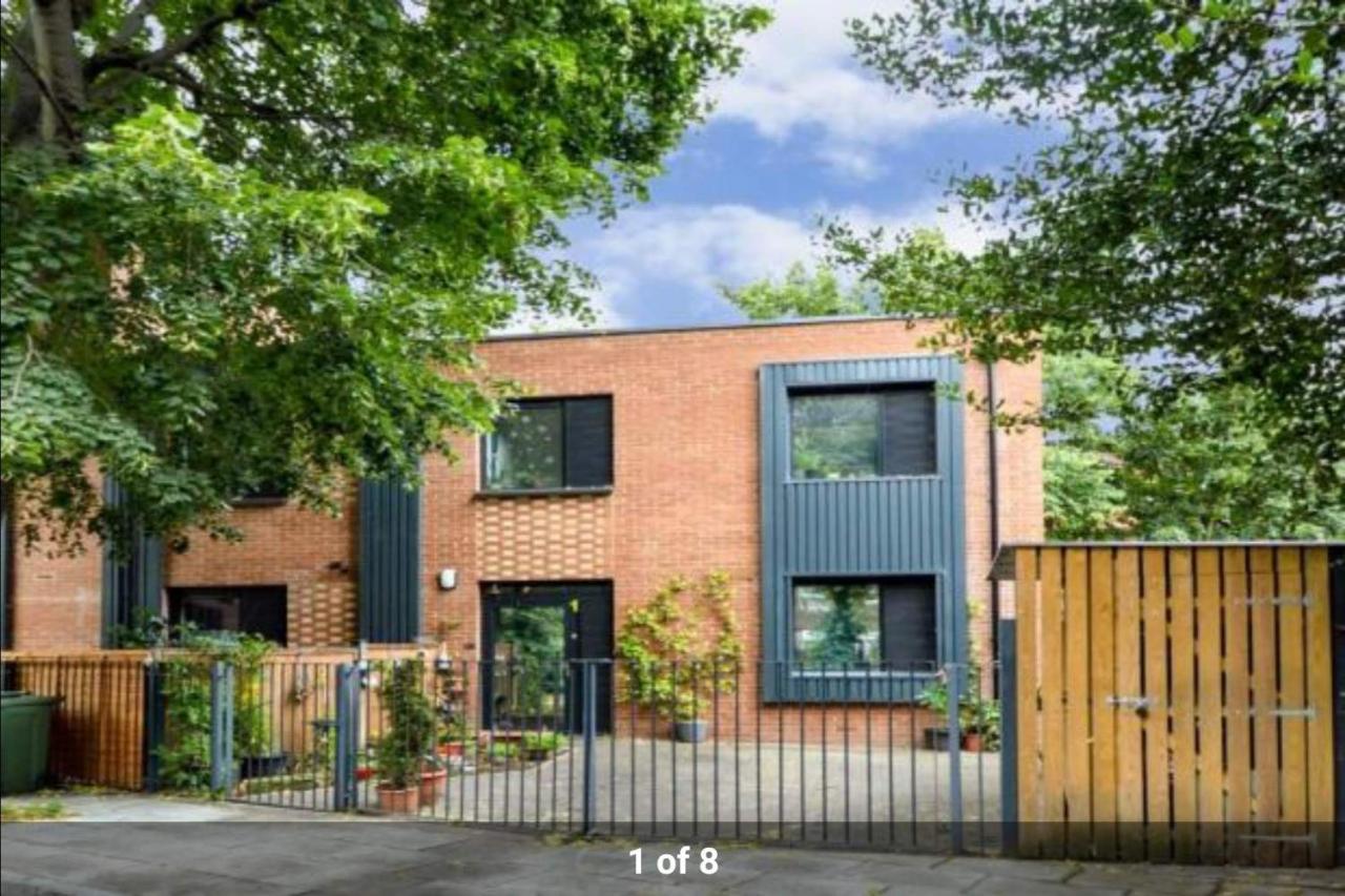 London Holiday Home Newly Refurbished - Entire 4 Bedroom Private House With Kitchen, Living Room & Private Garden - 1 Cape House London, Within 30 Mins From Central London, London Bridge & Canary Wharf 외부 사진