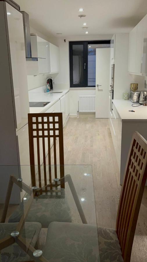 London Holiday Home Newly Refurbished - Entire 4 Bedroom Private House With Kitchen, Living Room & Private Garden - 1 Cape House London, Within 30 Mins From Central London, London Bridge & Canary Wharf 외부 사진