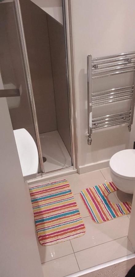 London Holiday Home Newly Refurbished - Entire 4 Bedroom Private House With Kitchen, Living Room & Private Garden - 1 Cape House London, Within 30 Mins From Central London, London Bridge & Canary Wharf 외부 사진