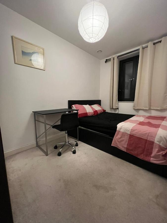 London Holiday Home Newly Refurbished - Entire 4 Bedroom Private House With Kitchen, Living Room & Private Garden - 1 Cape House London, Within 30 Mins From Central London, London Bridge & Canary Wharf 외부 사진