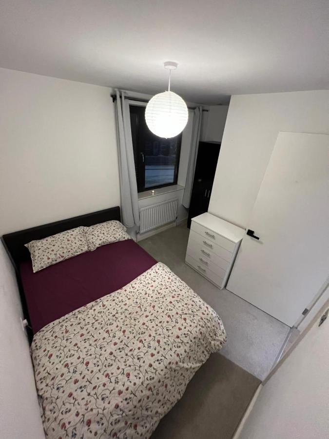London Holiday Home Newly Refurbished - Entire 4 Bedroom Private House With Kitchen, Living Room & Private Garden - 1 Cape House London, Within 30 Mins From Central London, London Bridge & Canary Wharf 외부 사진