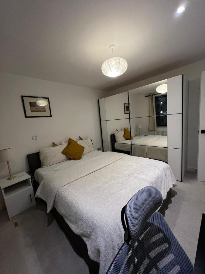 London Holiday Home Newly Refurbished - Entire 4 Bedroom Private House With Kitchen, Living Room & Private Garden - 1 Cape House London, Within 30 Mins From Central London, London Bridge & Canary Wharf 외부 사진