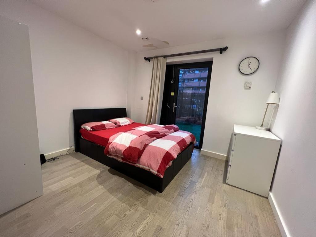London Holiday Home Newly Refurbished - Entire 4 Bedroom Private House With Kitchen, Living Room & Private Garden - 1 Cape House London, Within 30 Mins From Central London, London Bridge & Canary Wharf 외부 사진
