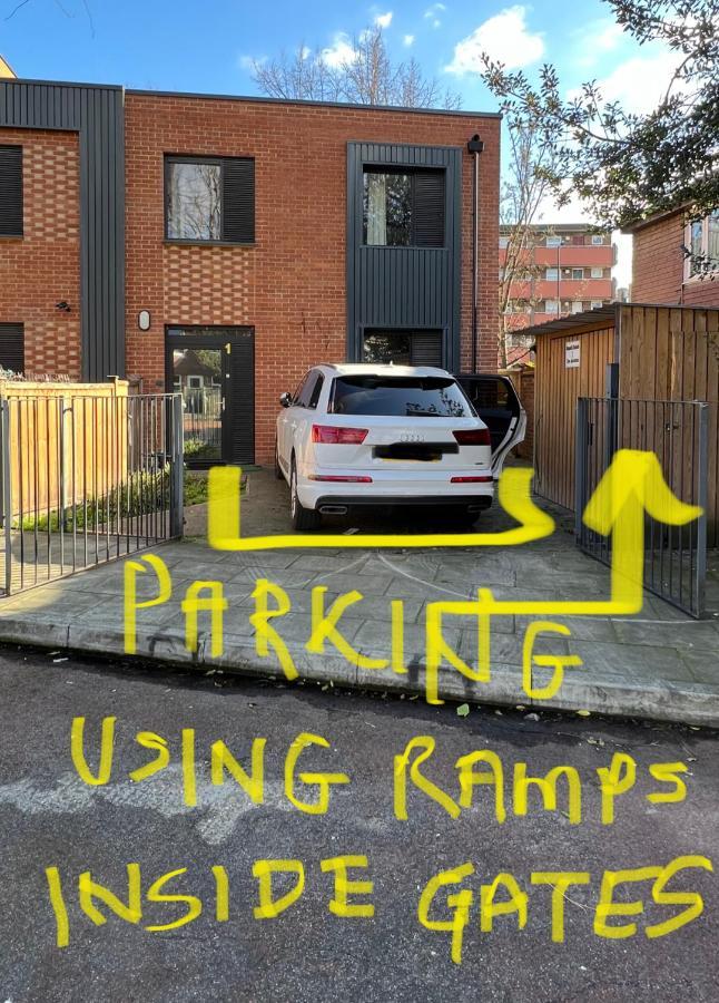 London Holiday Home Newly Refurbished - Entire 4 Bedroom Private House With Kitchen, Living Room & Private Garden - 1 Cape House London, Within 30 Mins From Central London, London Bridge & Canary Wharf 외부 사진