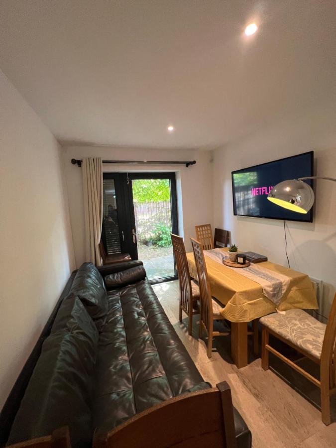 London Holiday Home Newly Refurbished - Entire 4 Bedroom Private House With Kitchen, Living Room & Private Garden - 1 Cape House London, Within 30 Mins From Central London, London Bridge & Canary Wharf 외부 사진